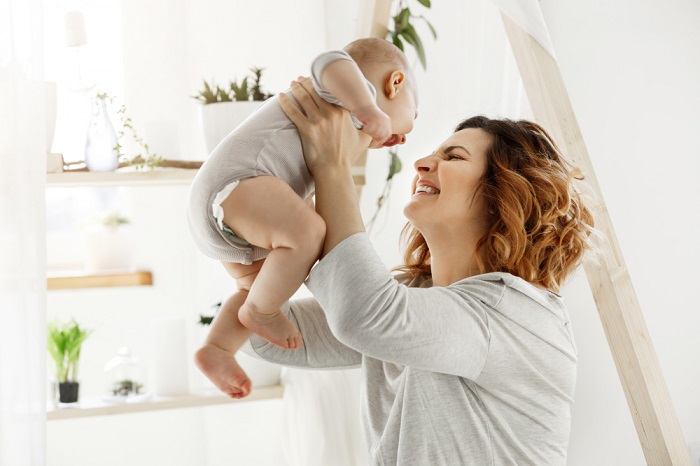 Parent and baby bonding through mindful touch and connection